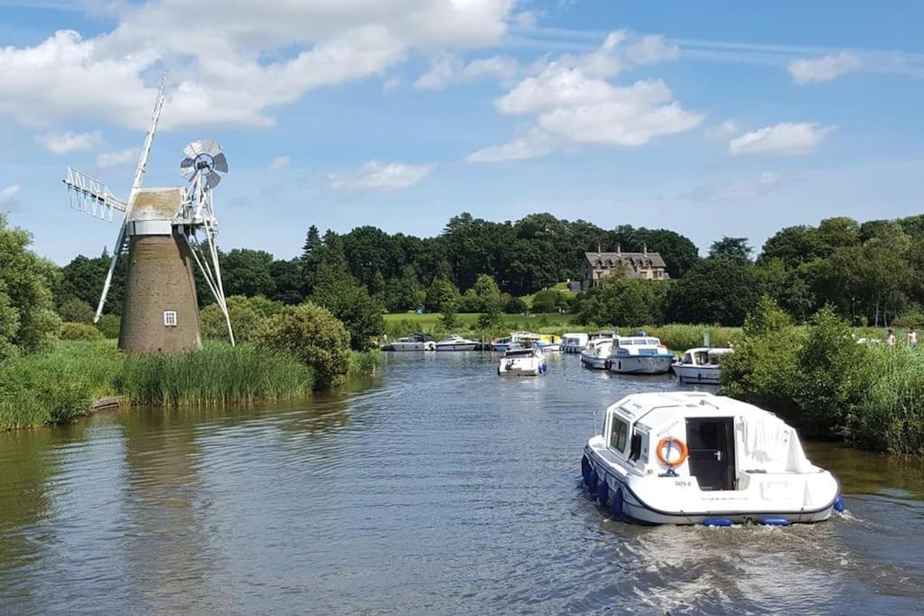 'sunnyside' Chalet, Walk To The & Close To Norfolk Broads - Pet Friendly! Great Yarmouth