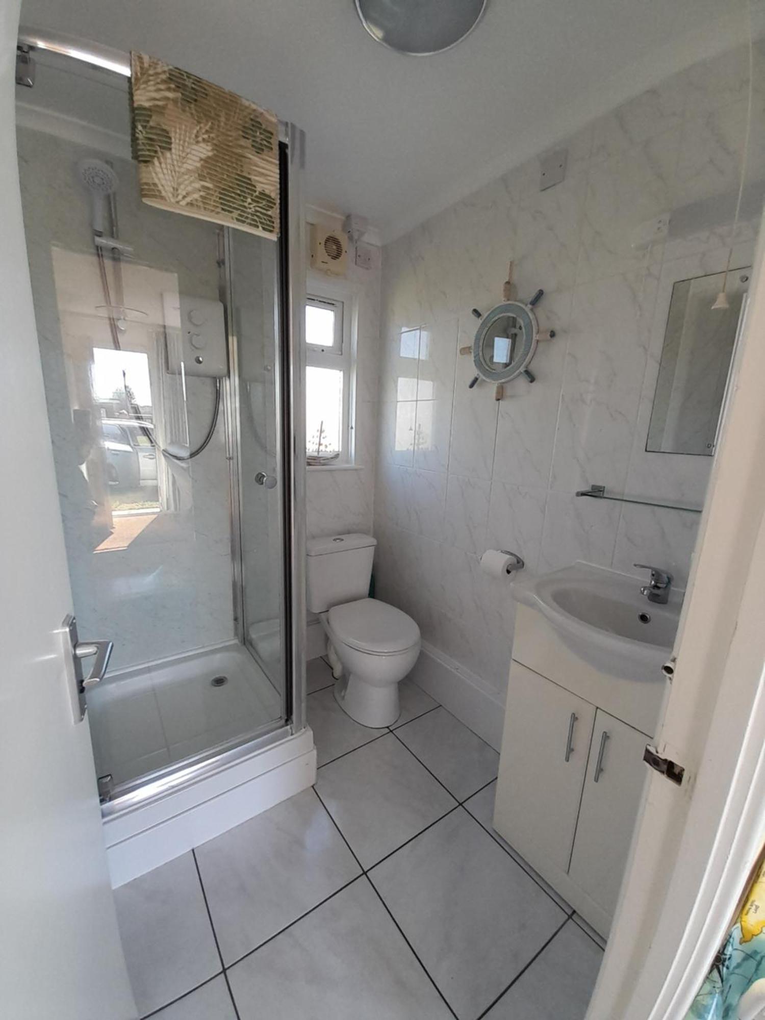 'sunnyside' Chalet, Walk To The & Close To Norfolk Broads - Pet Friendly!