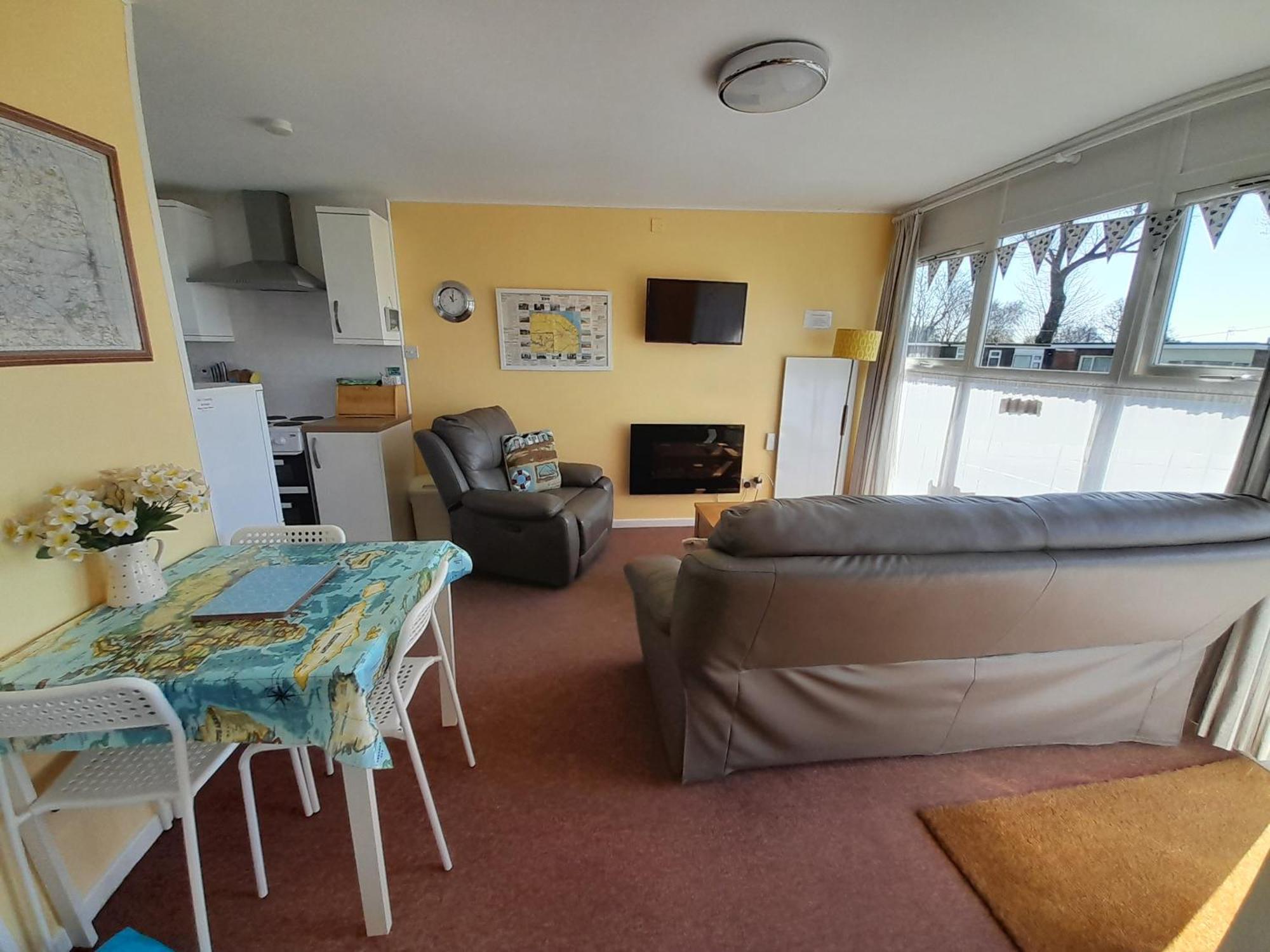 Chalet 'sunnyside' Chalet, Walk To The & Close To Norfolk Broads - Pet Friendly!