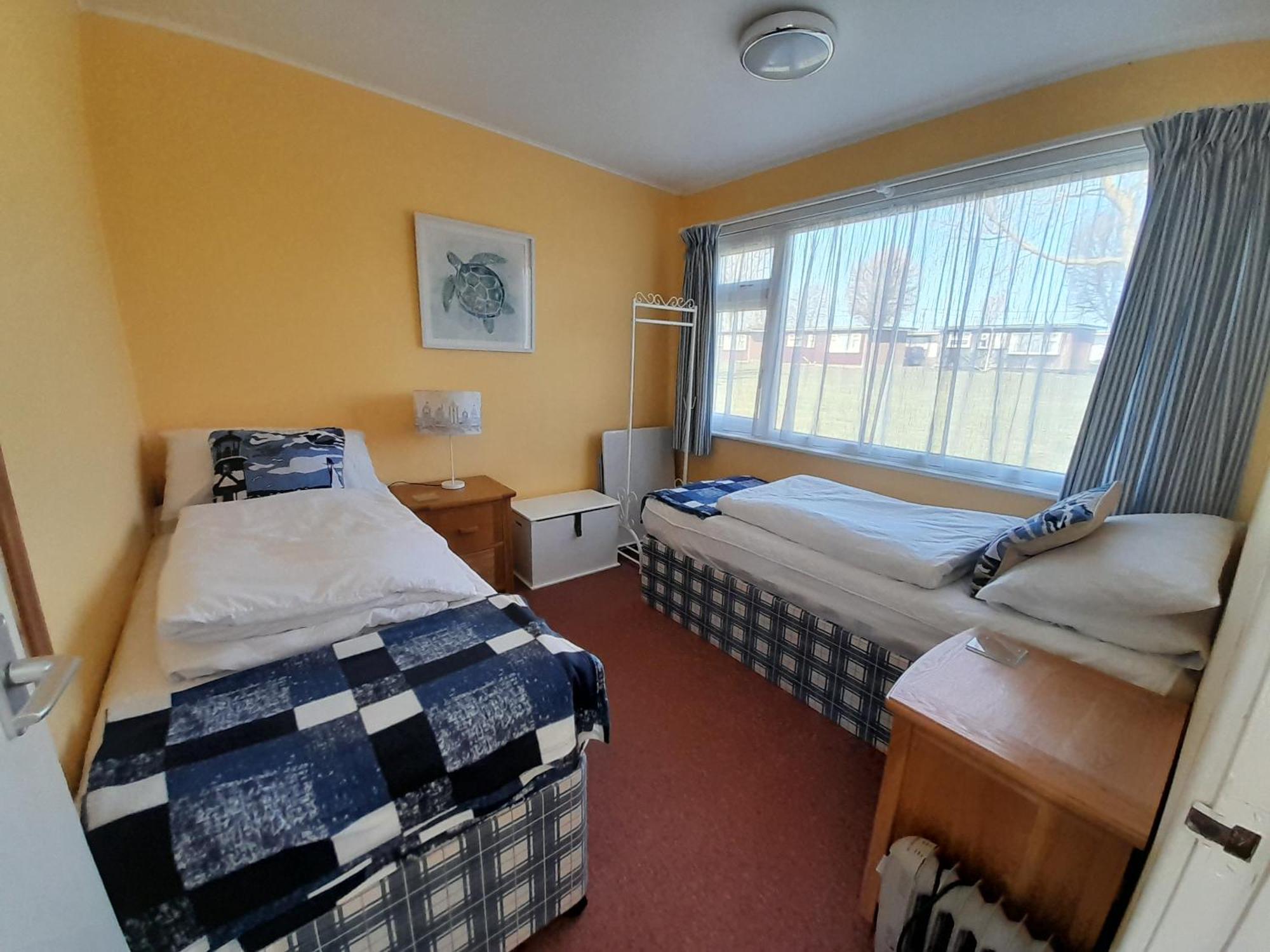 'sunnyside' Chalet, Walk To The & Close To Norfolk Broads - Pet Friendly!